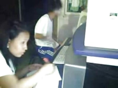 Răsfățându-se femei sexi poze în fața unui webcam cu două vibrații